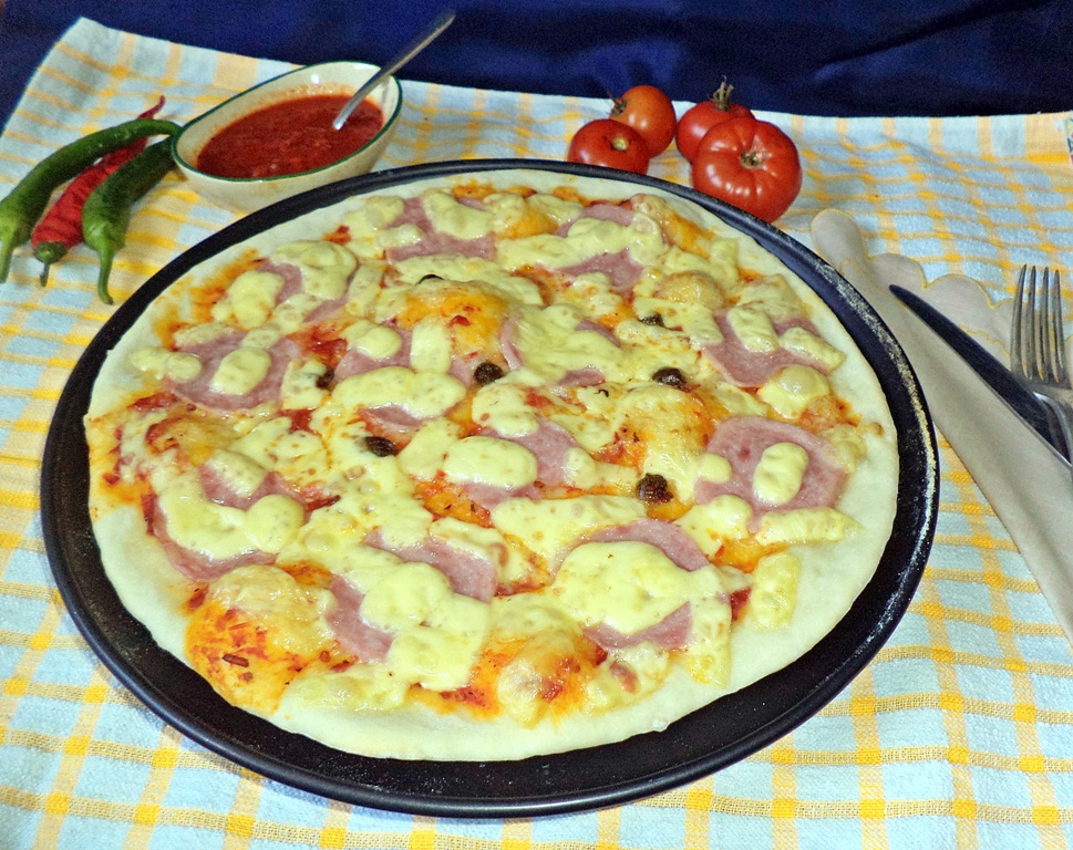 Pizza cu sunca de pui si edamer