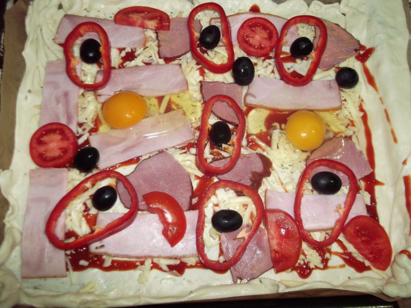 Pizza cu sunca,pastrama de vita si ou