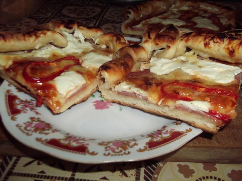 Pizza cu salam si branza