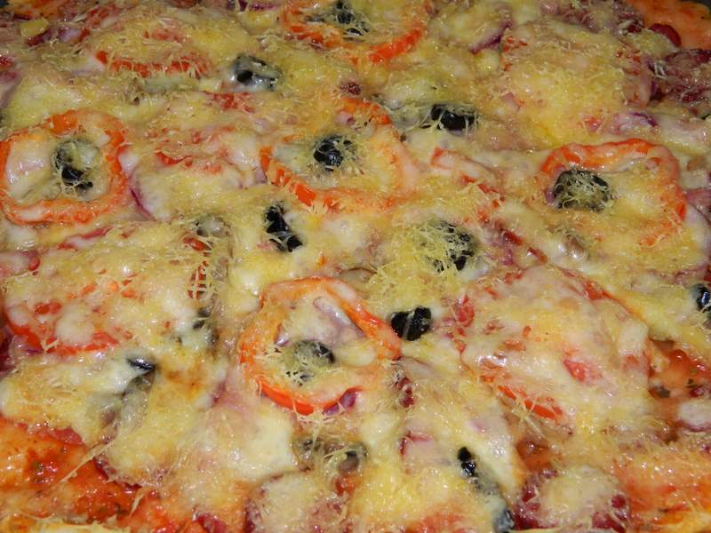 Pizza cu de toate (motaneasca)