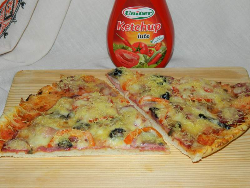 Pizza cu de toate (motaneasca)