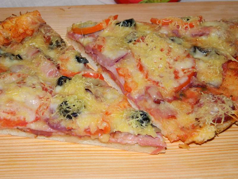 Pizza cu de toate (motaneasca)