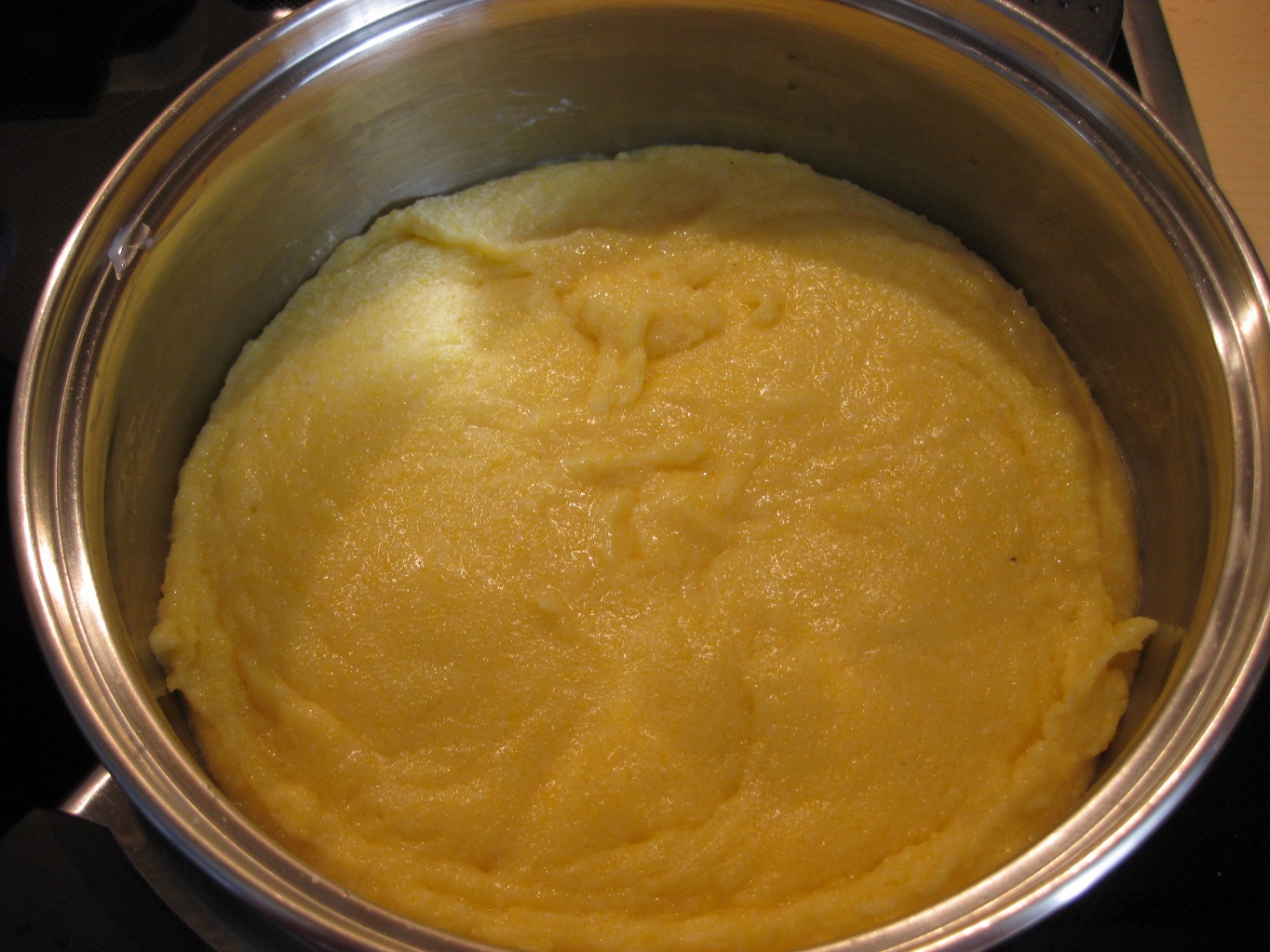 Omleta cu ceapa verde,bacon si polenta (mamaliga )