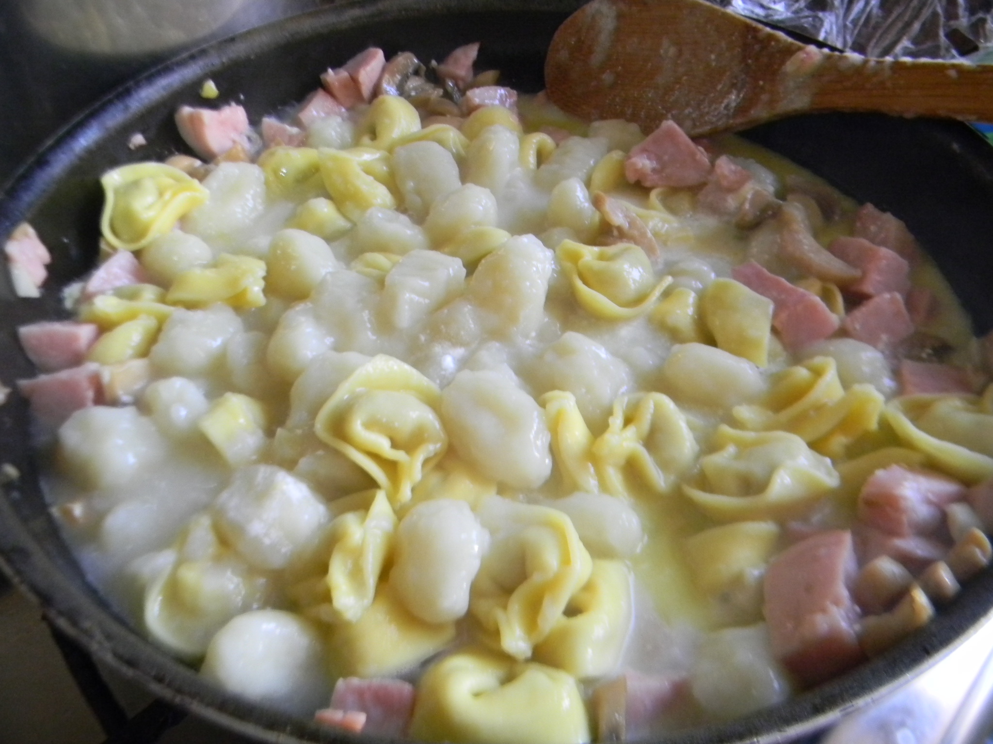 Tortellini si gnocchi cu sos alb