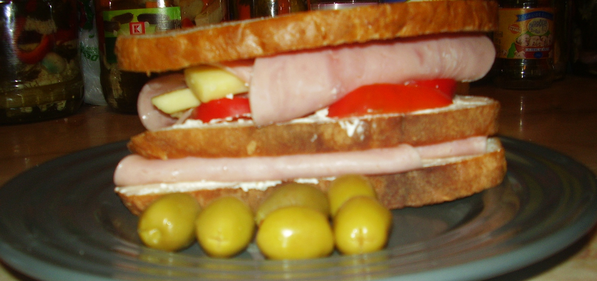 Sandwich cu rulouri de sunca presata