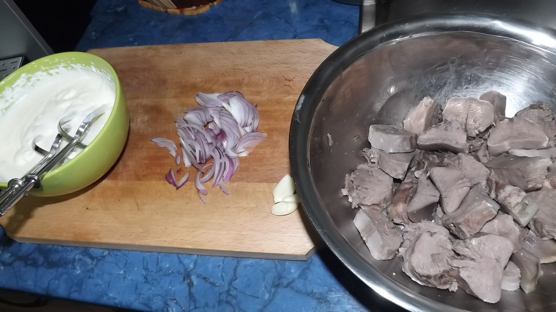 Aperitiv cu limba de porc si sos de maioneza