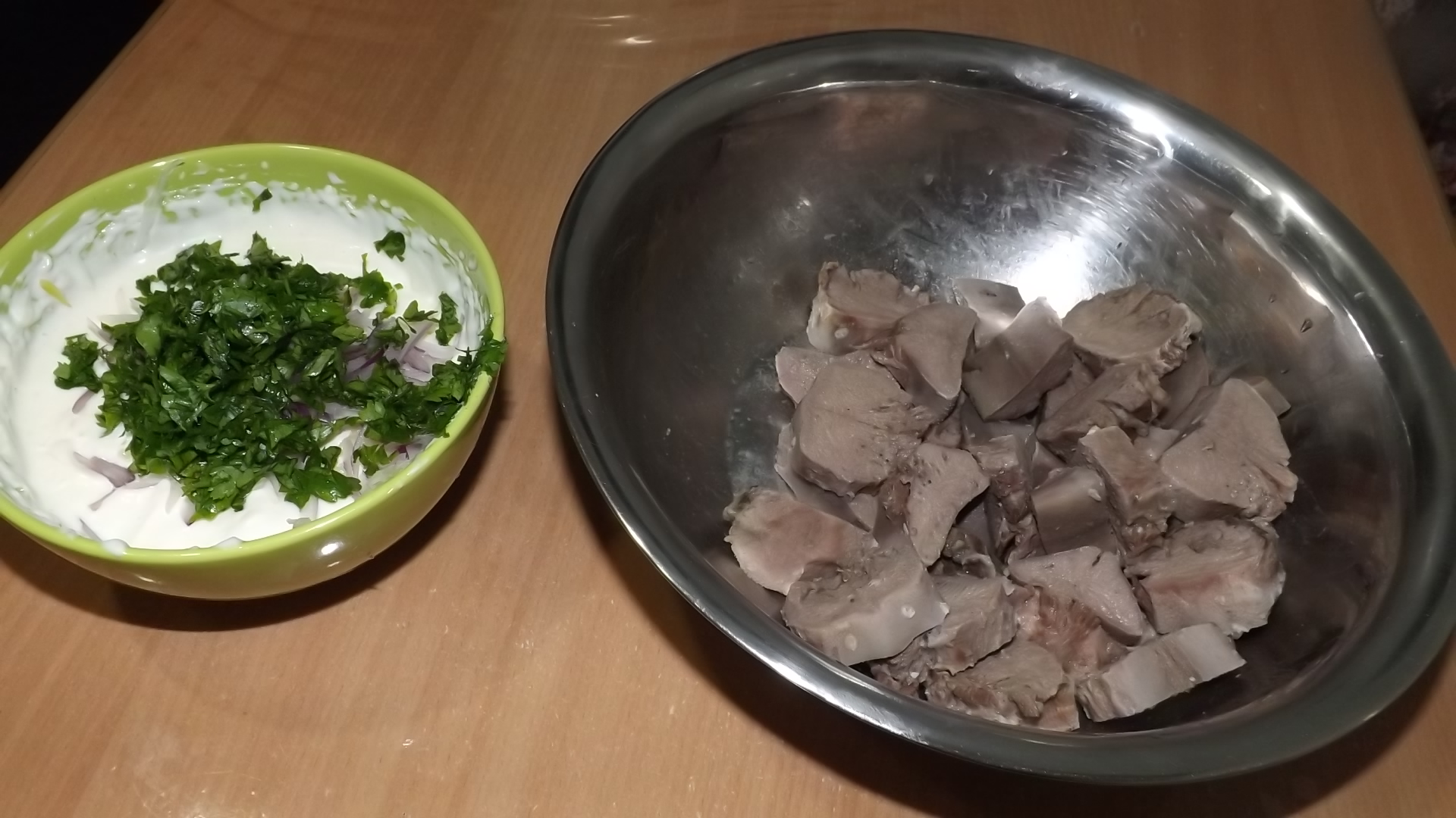 Aperitiv cu limba de porc si sos de maioneza