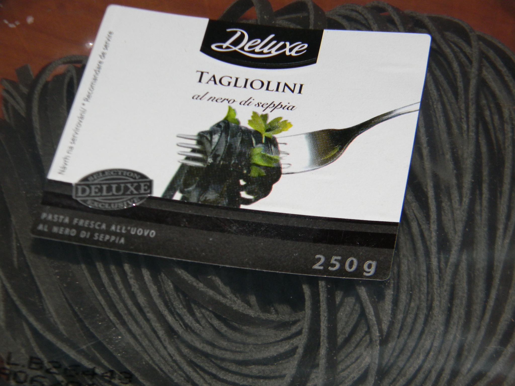 Tagliolini  negre cu surimi