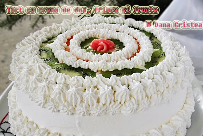 Tort cu crema de oua, frisca si fructe