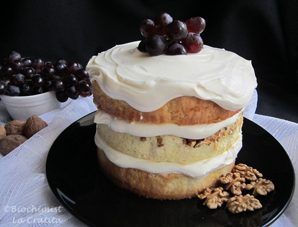 Tort cu struguri, nuci si crema de branza