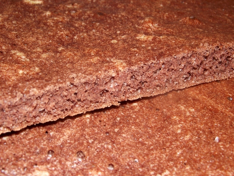 Desert prajitura cu crema de ciocolata si aroma de migdale