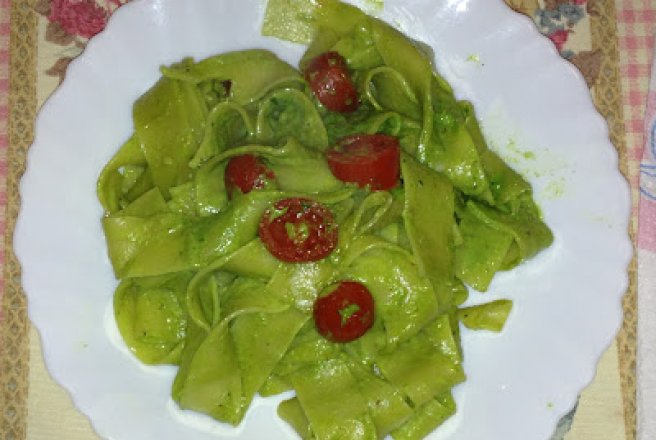 Pappardelle cu pesto de rucola, rosii mici si squacquerone