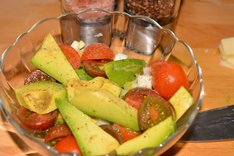 Salata cu avocado, rosii si emmentaler