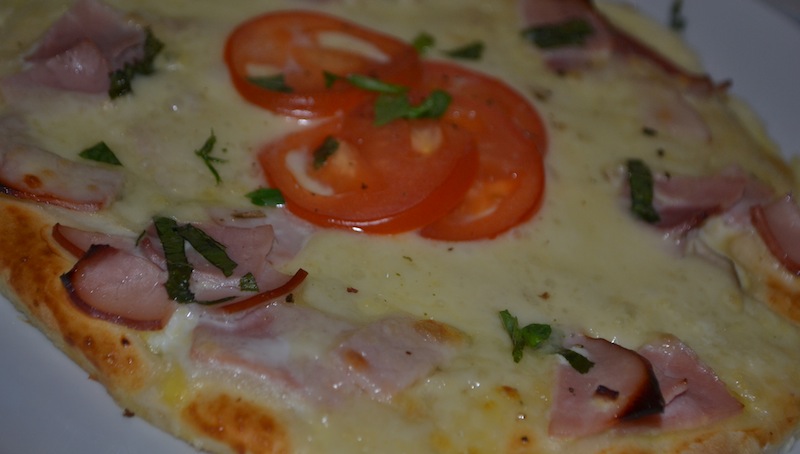 Pizza cu mozzarella, sunca si ciuperci