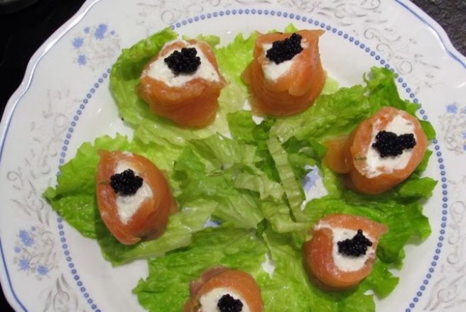 Rulouri de somon cu branza de capra si caviar