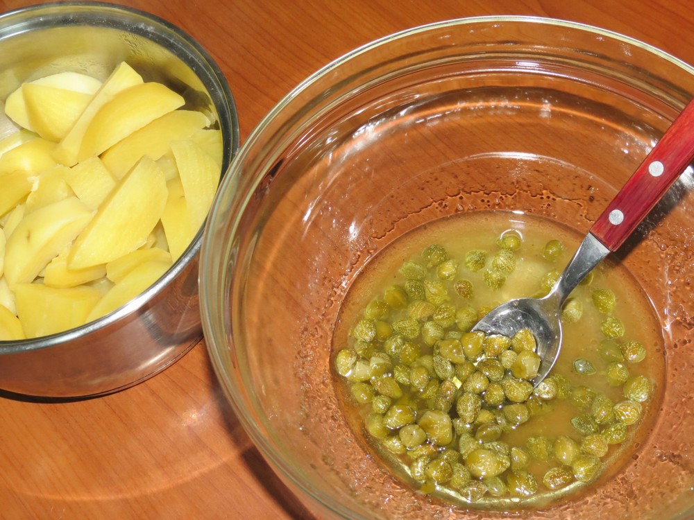 Salata calda de cartofi cu dorada la grill