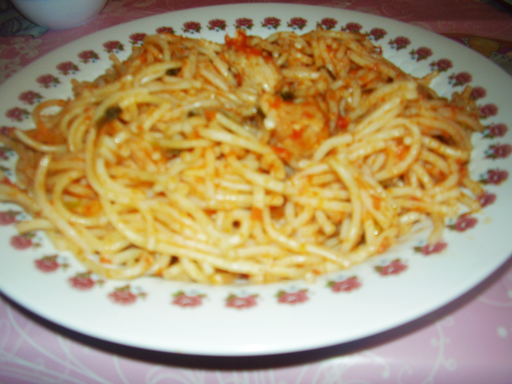 Spaghete cu piept de pui si sos de gogosari