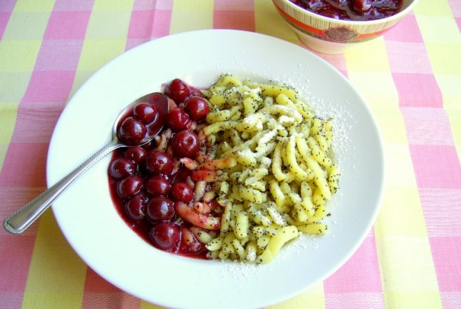 Spätzle cu mac si sos cald de cirese