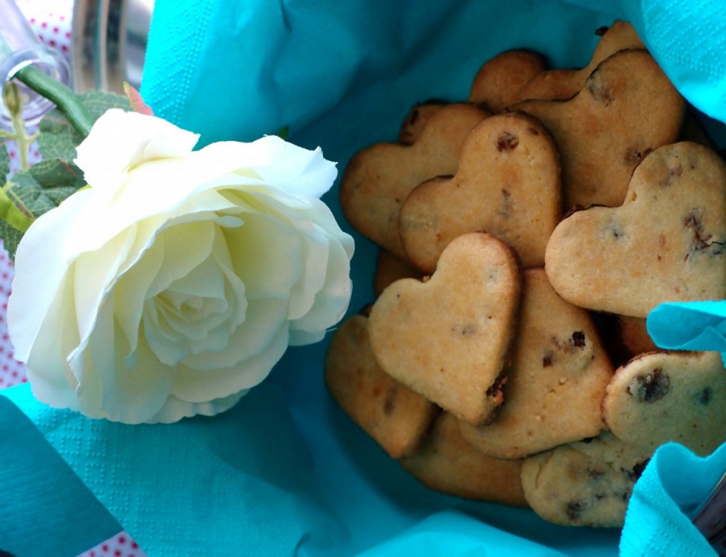 Biscuiţi cu stafide, alune de pădure şi ciocolată albă