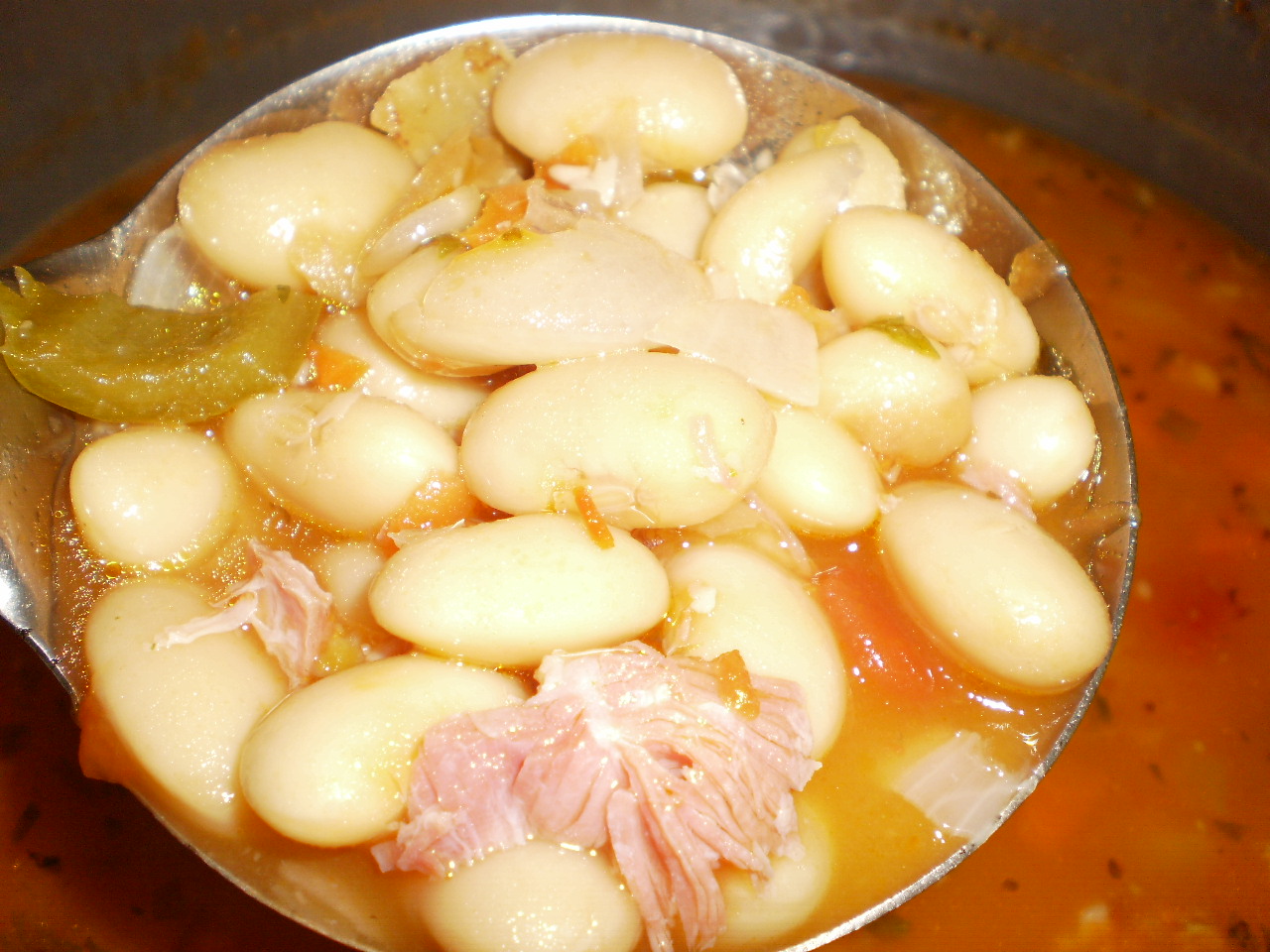 Ciorba de fasole boabe cu ciolan afumat si tarhon