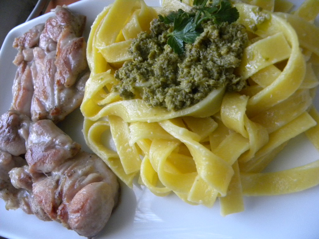 Tagliatelle cu sos pesto si pulpa de pui