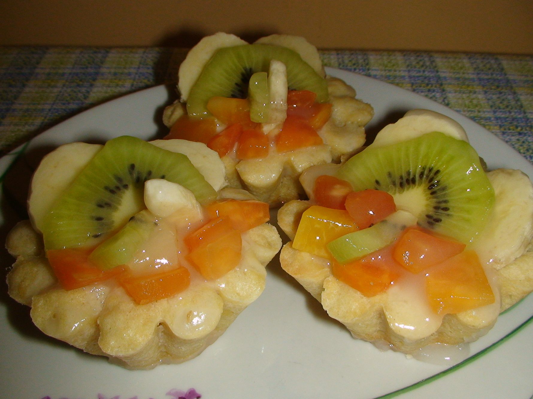 Mini tarte  cu crema de vanilie si fructe tropicale