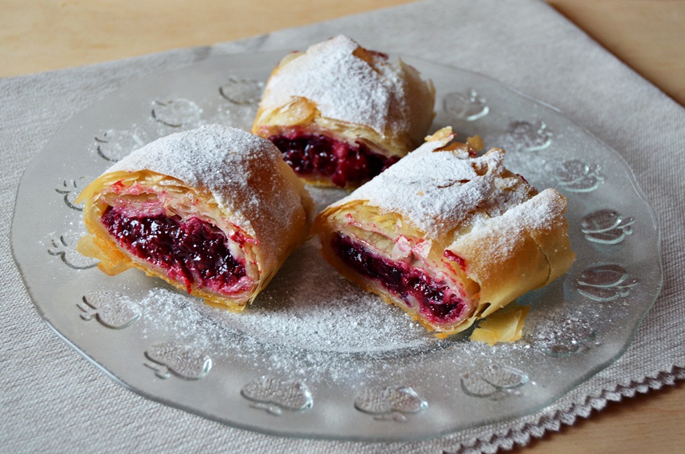 Strudel cu fructe de padure