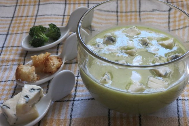 Supa crema de broccoli cu blue cheese