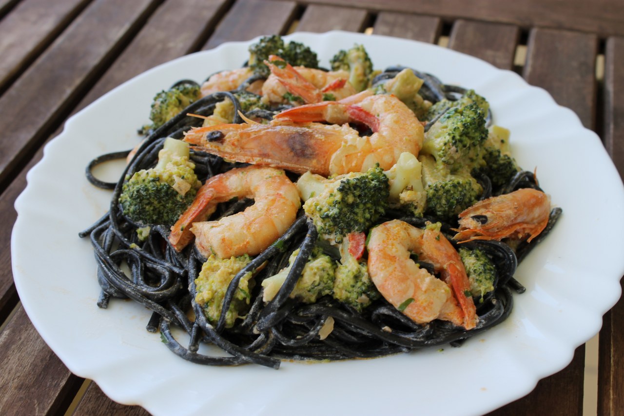 Linguini negre cu brocoli si creveti