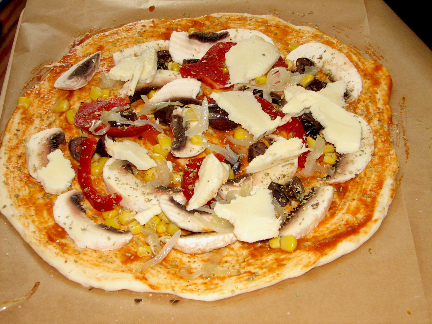 Pizza vegetariana cu blat subtire si crocant