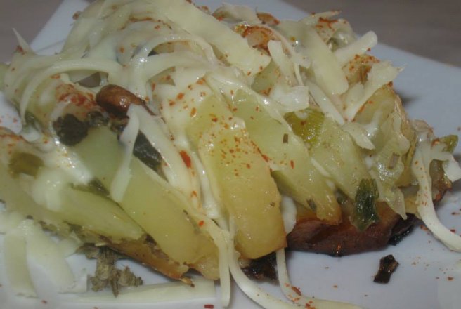 Cartofi copti cu ceapa verde si cascaval