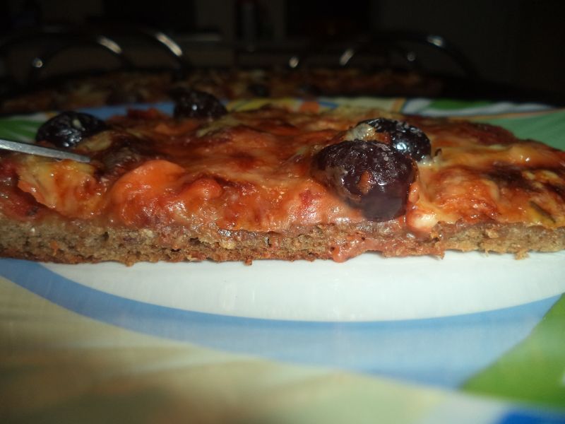 Pizza pe blat de paine neagra