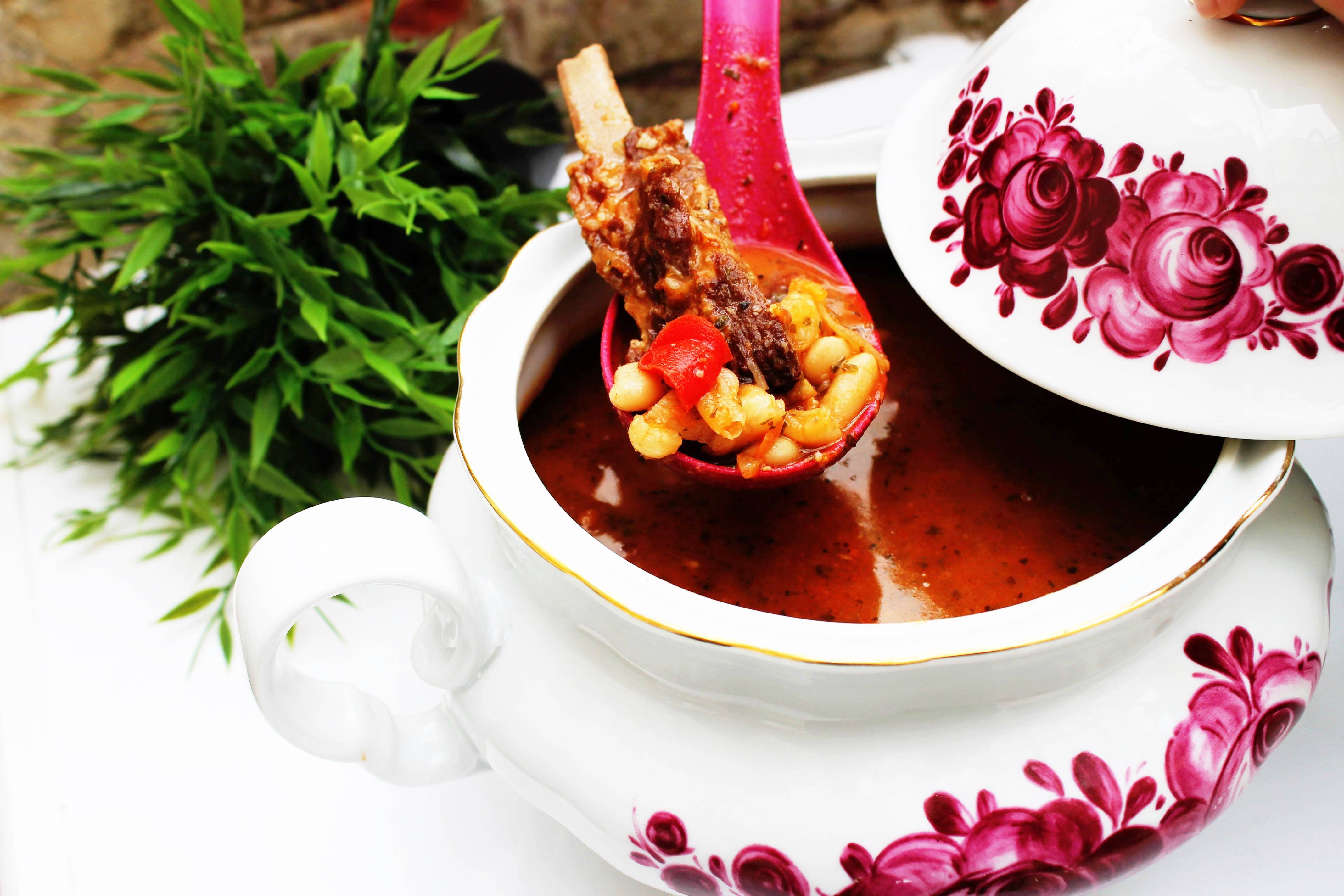 Ciorba de fasole cu coaste afumate si carne de la cazan