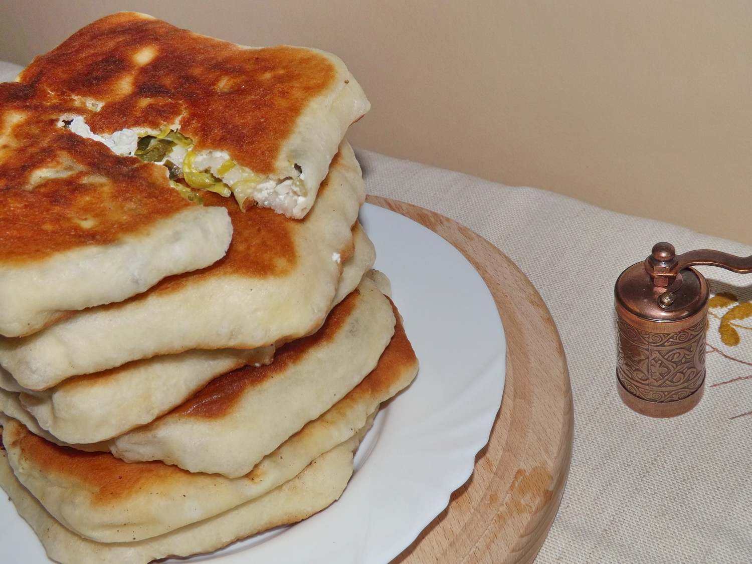 Placinte cu salata, leurda si branza feta