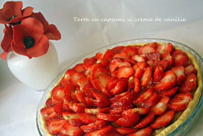 Tarta cu capsuni si crema de vanilie