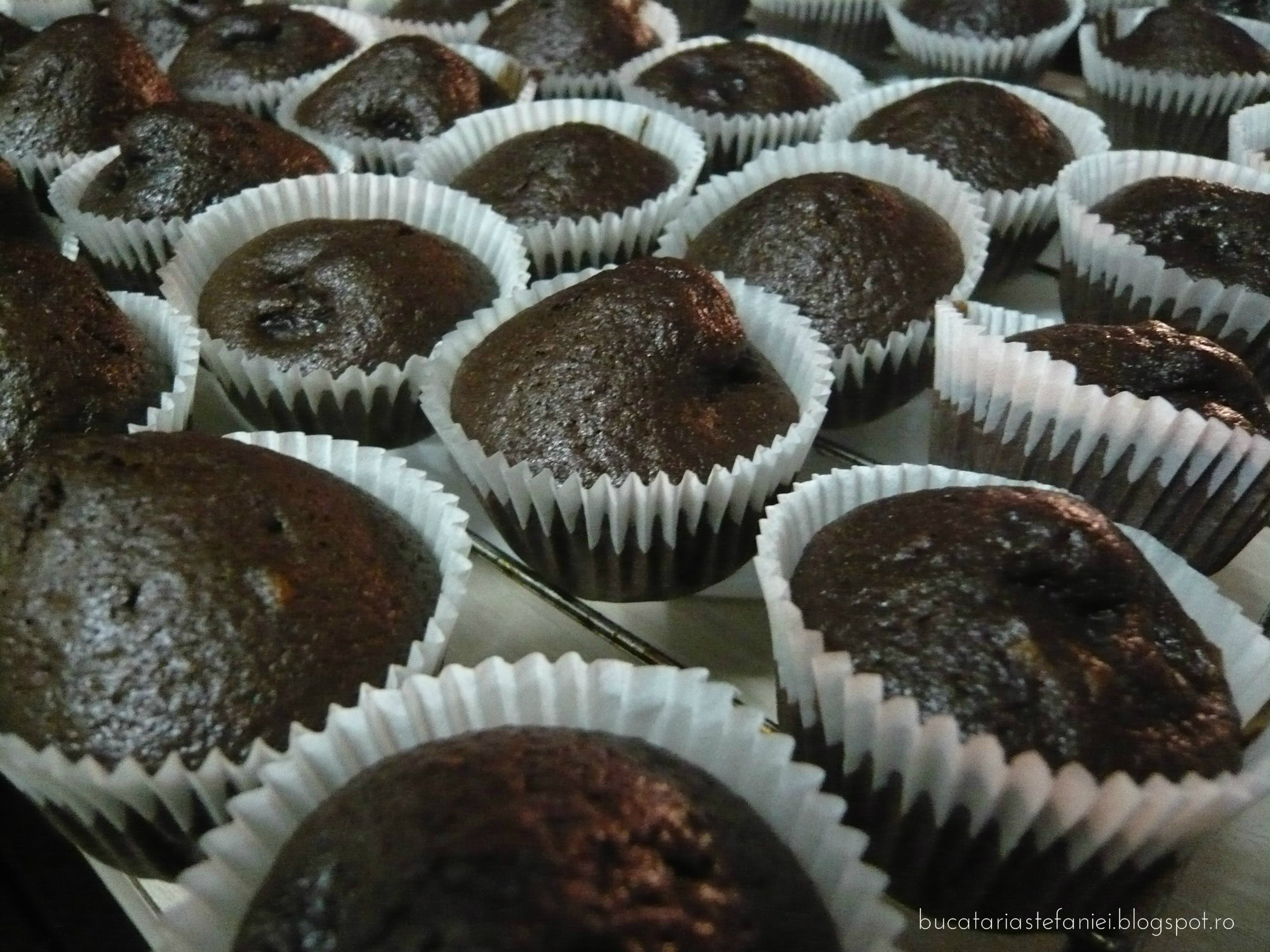 Mini cupcakes cu visine si frosting de mascarpone