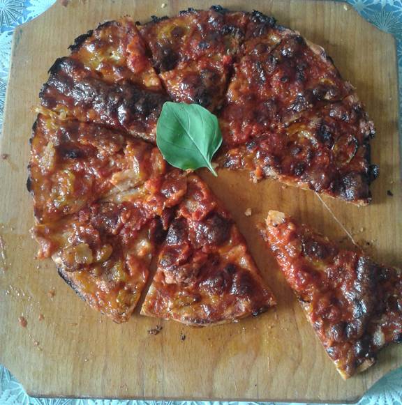 Pizza  cu carne tocata , carnat si slaninuta