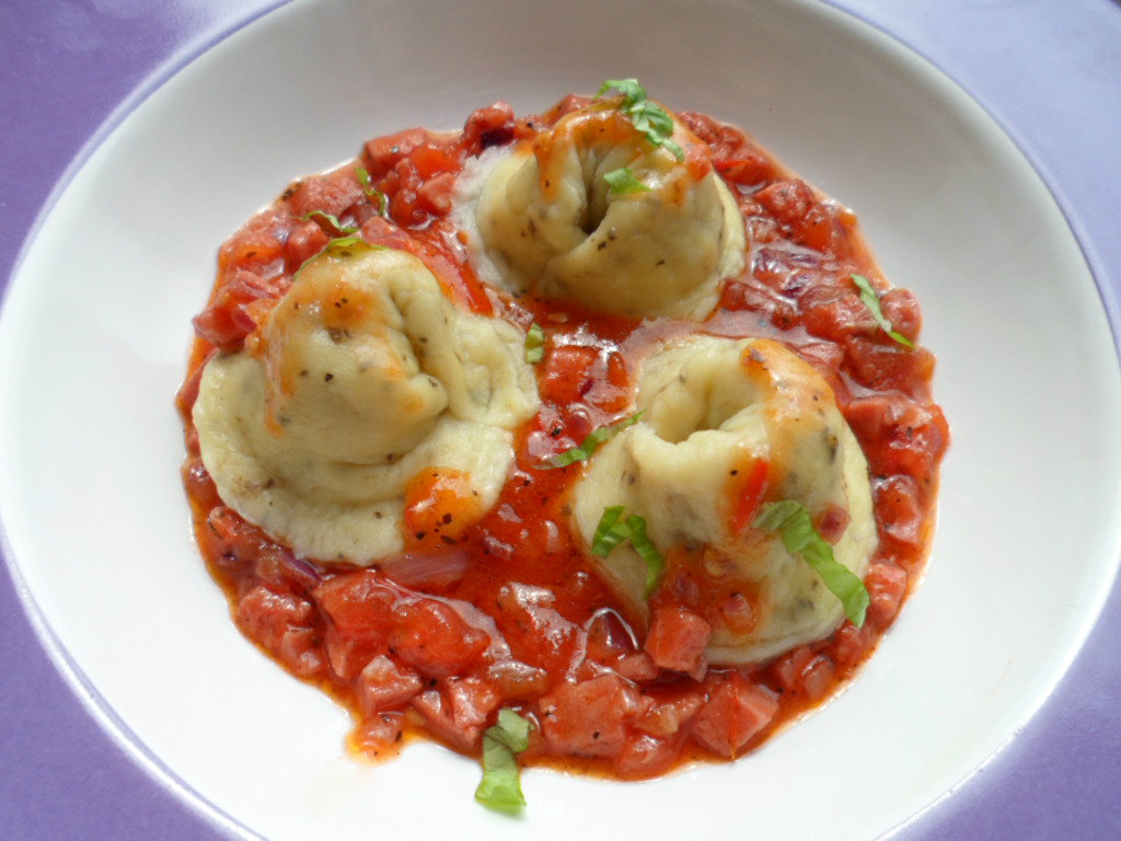 Tortellini de casa umplute cu ficat de pui