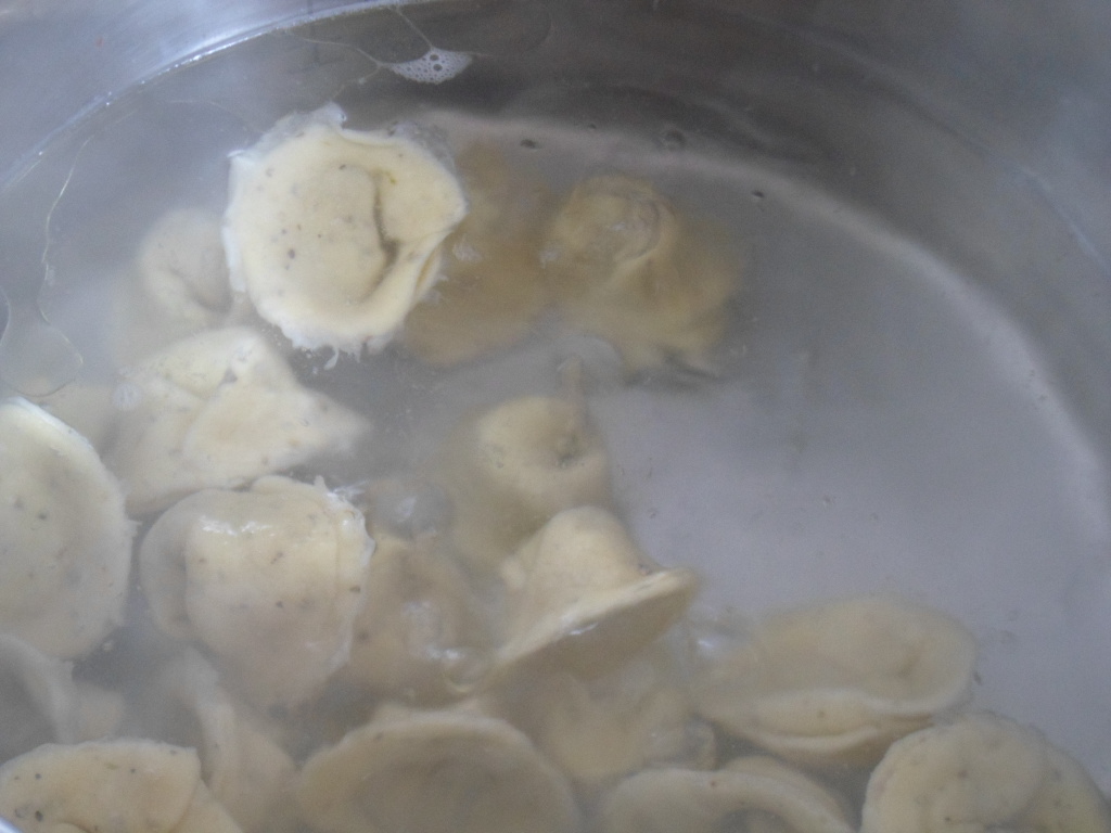 Tortellini de casa umplute cu ficat de pui