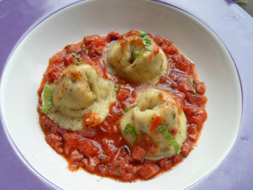 Tortellini de casa umplute cu ficat de pui