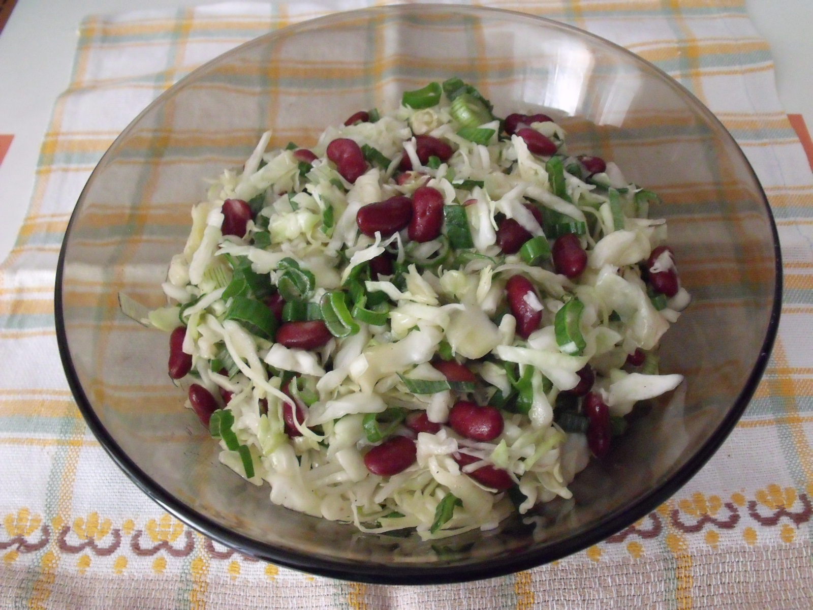 Salata de varza cu fasole rosie