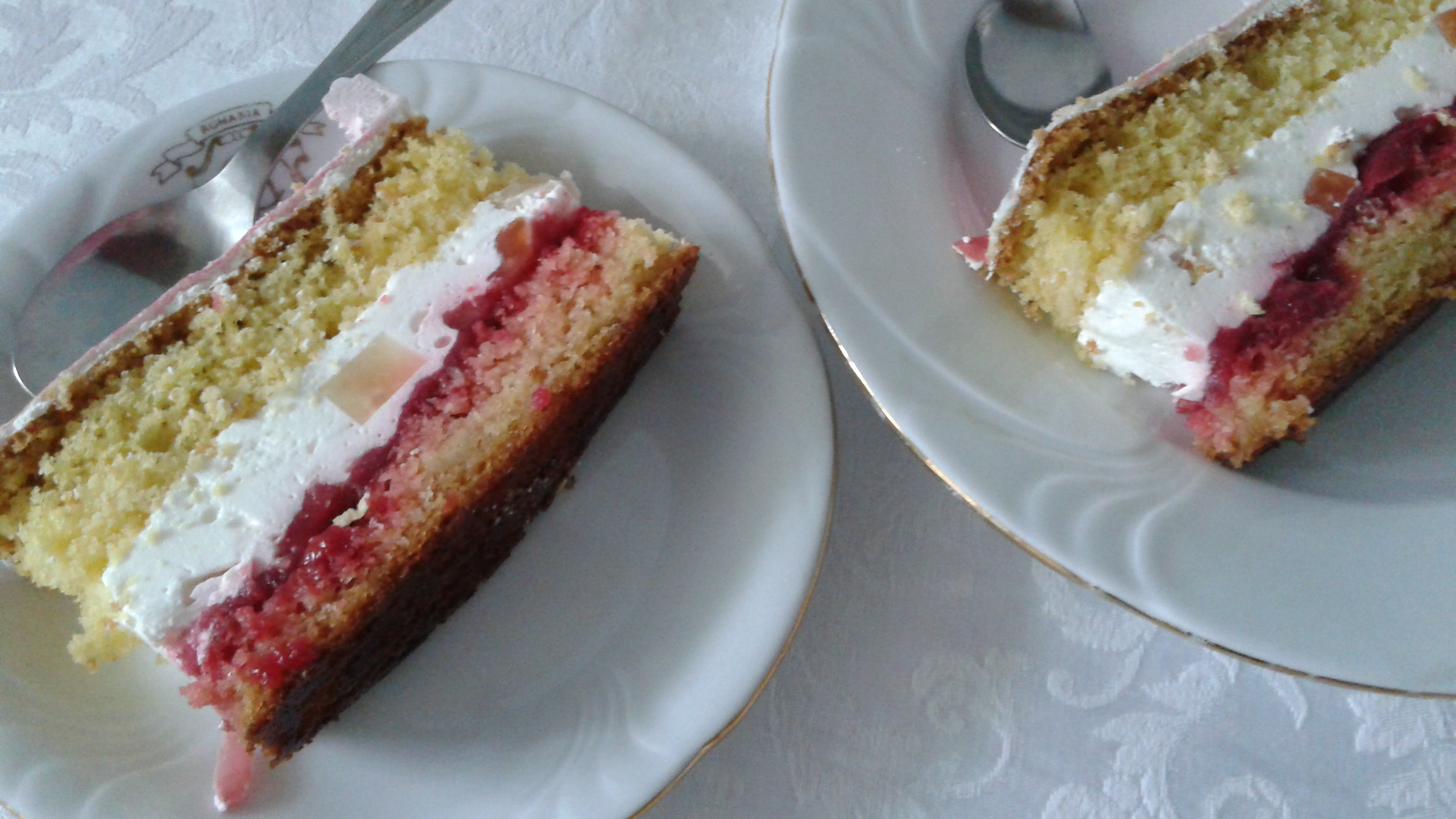 Tort cu crema de iaurt si jeleu de visine