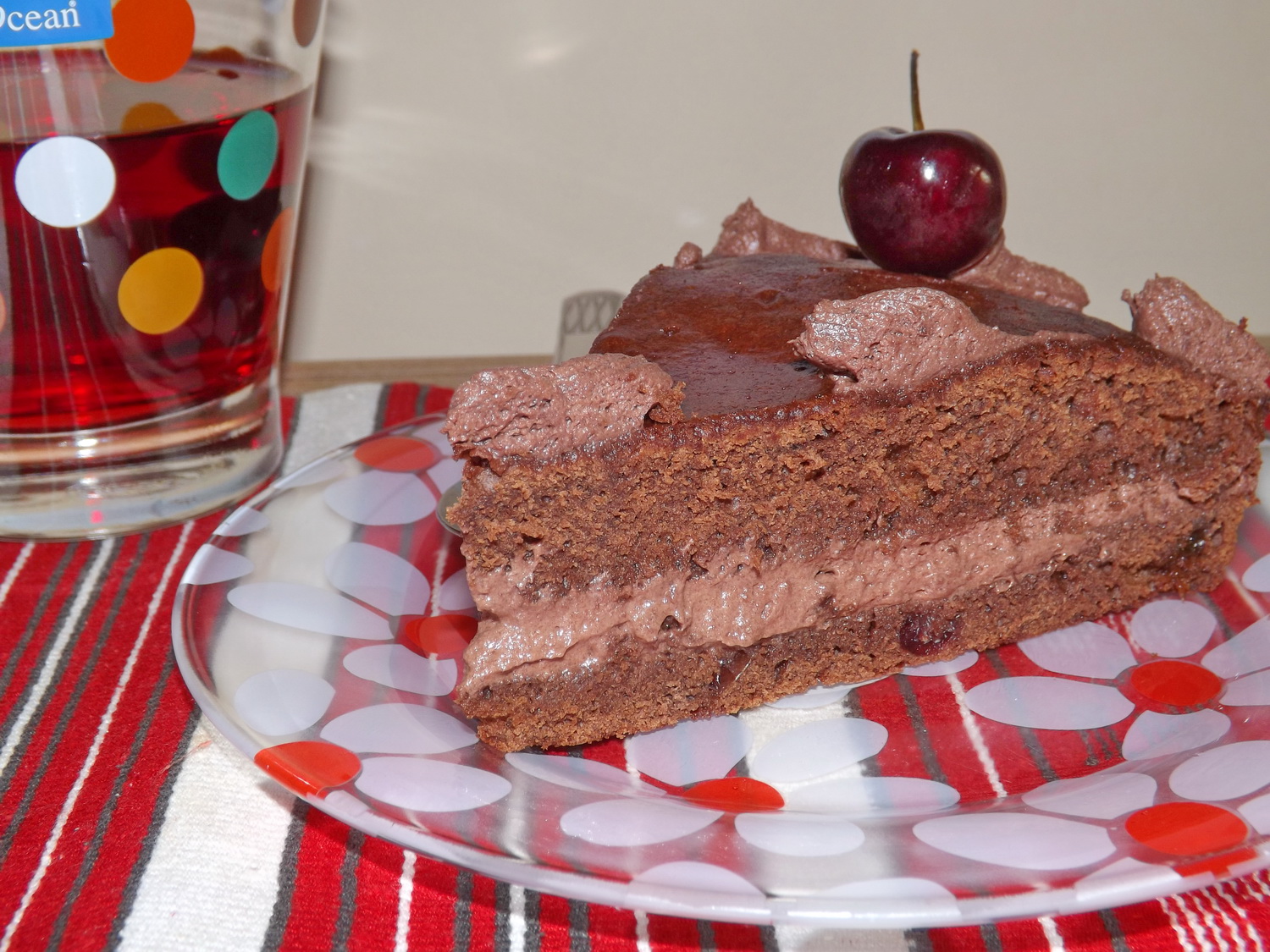 Tort de ciocolata cu fructe deshidratate si crema rapida