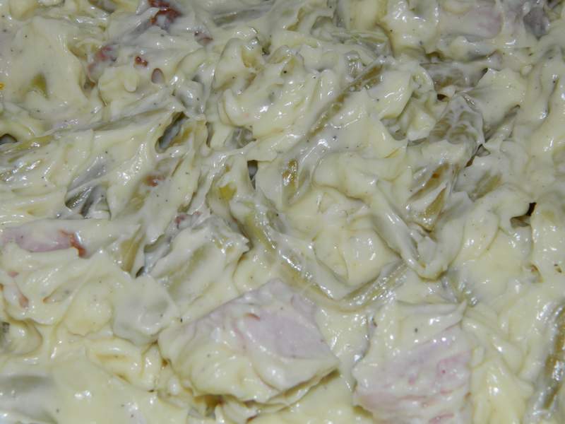 Salata de pastai cu pastrama si maioneza