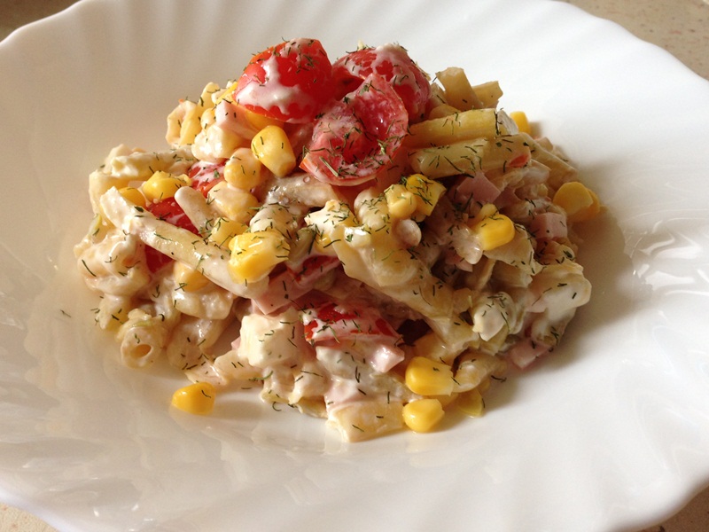 Salata de fasole galbena cu parizer de pui si rosii cherry