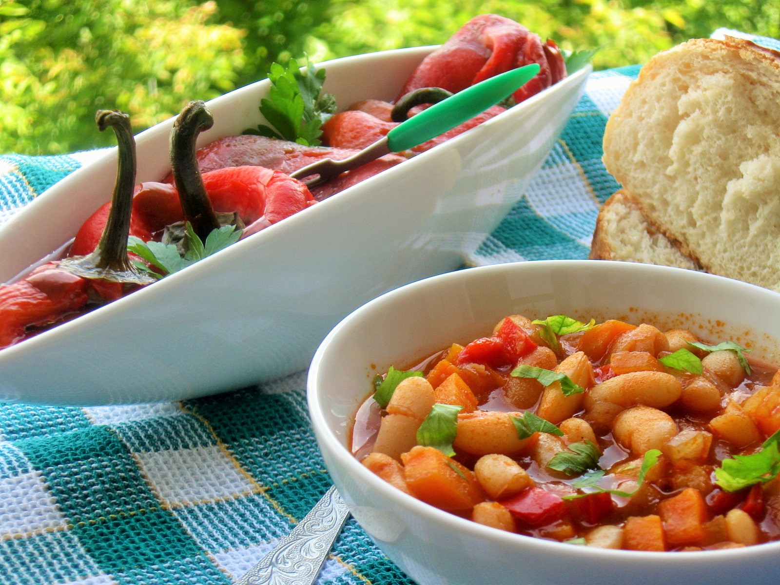 Iahnie de fasole cu salata de ardei copti