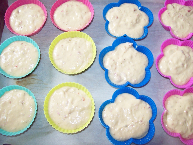 Cupcakes cu crema de vanilie si capsuni