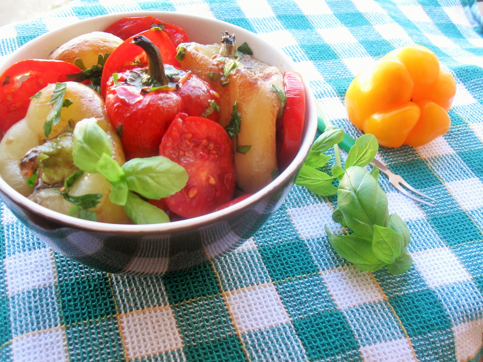 Salata de ardei copti cu rosii