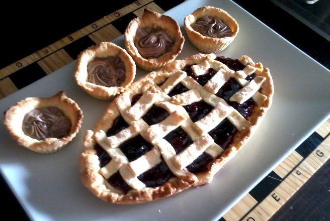 Tarta si mini tarte cu ciocolata si dulceata.