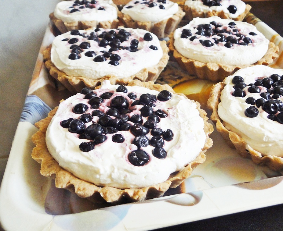 Mini tarte cu crema de branza, afine si bezea